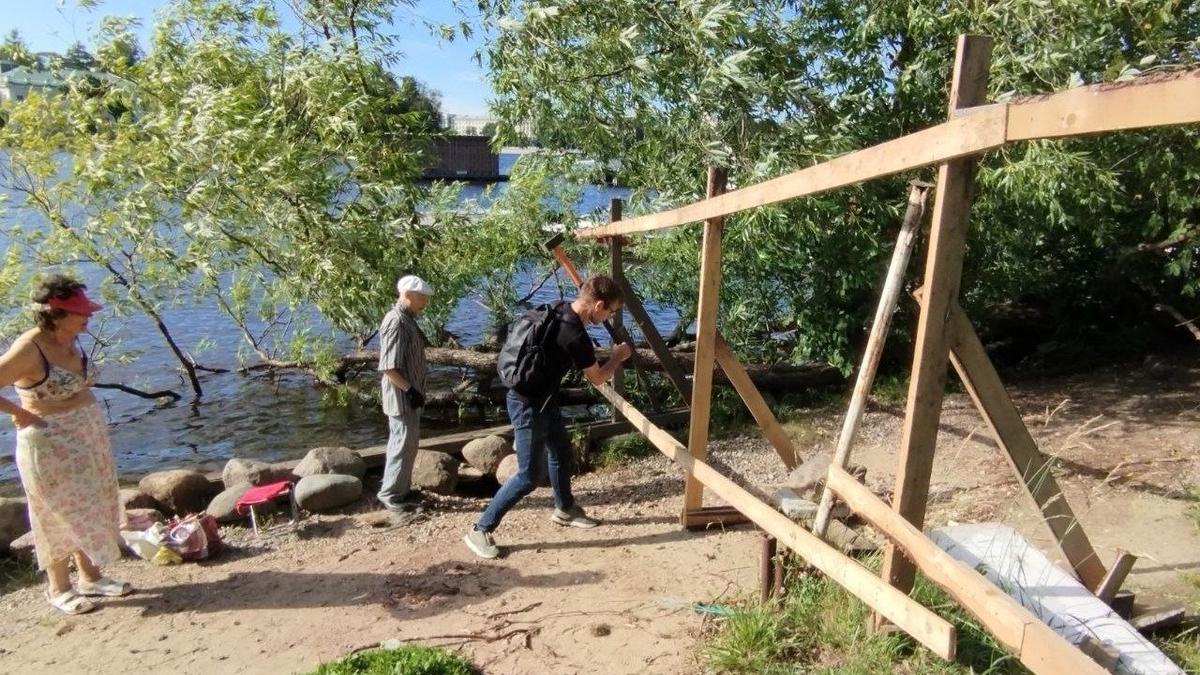 Жители Петроградского района разобрали незаконно построенный забор в Лопухинском саду
