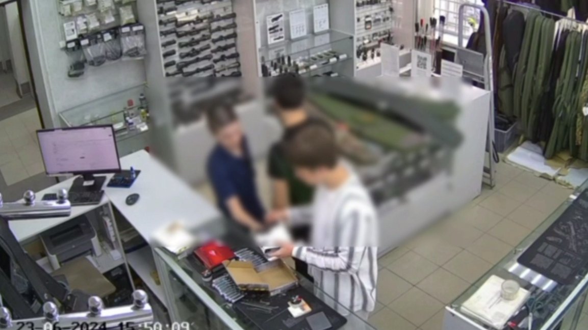 Подростка-туриста задержали по подозрению в стрельбе по прохожим в Столярном переулке