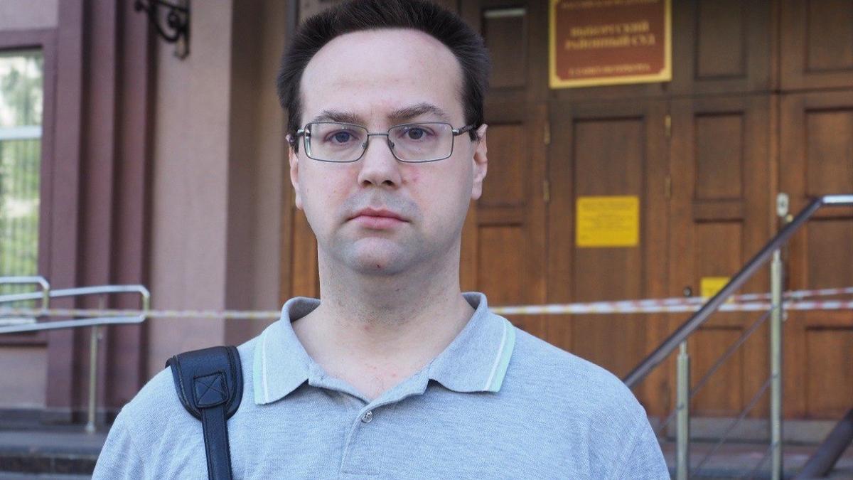 Девять лет колонии заочно запросил прокурор обвиняемому в «фейках об армии» Борису Романову