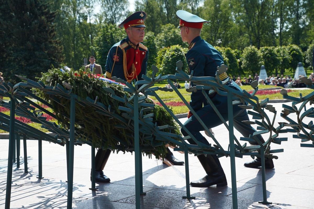 Возложение цветов на Пискарёвском кладбище. Фото: Павел Борисенко / МР7