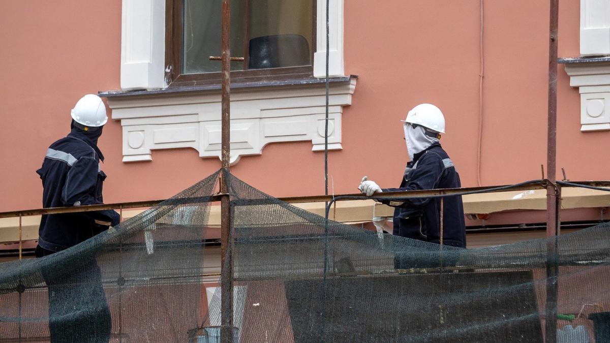 Старинный декор, витраж и воздуховод: что открыли реставраторы за время летнего капремонта в Петербурге