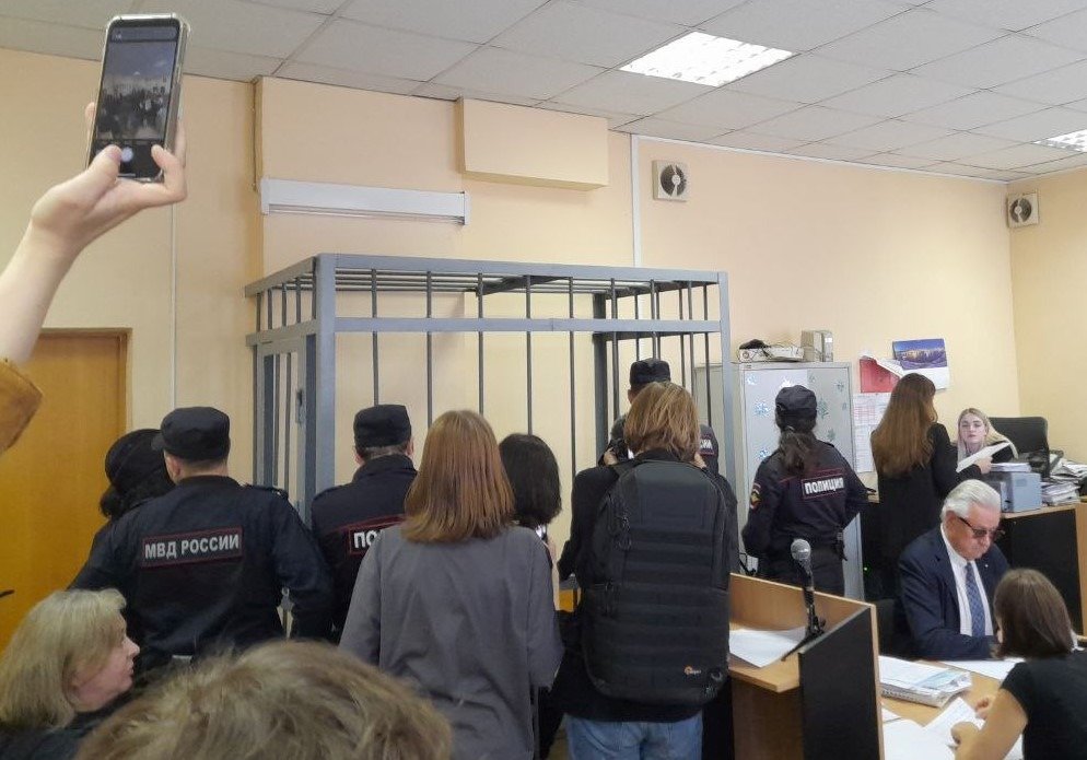 Полиция окружила «клетку» с Сашей перед заседанием. Фото: Анна Мотовилова / MR7
