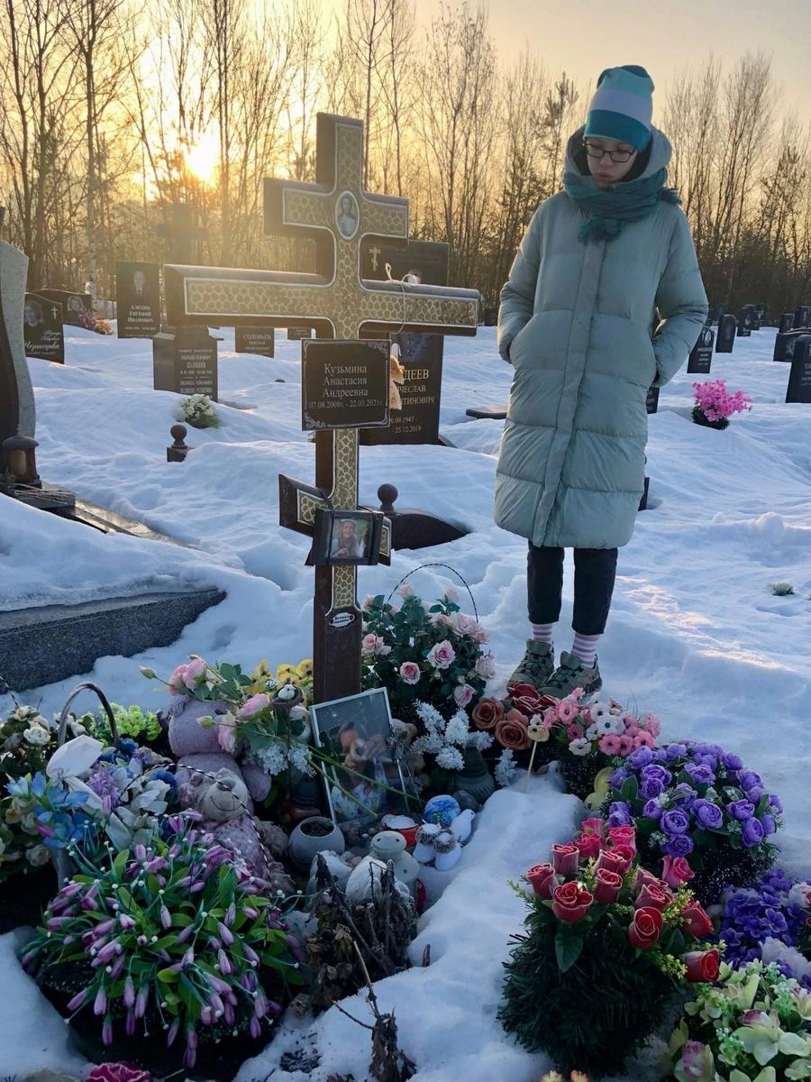 Подруга Уля Лебедева рядом с могилой Насти Кузьминой. Фото: страница Ули в соцсети «ВКонтакте»