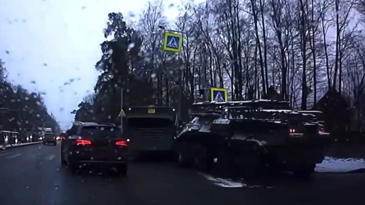 БТР врезался в автобус на пересечении Выборгского шоссе и Песочного шоссе