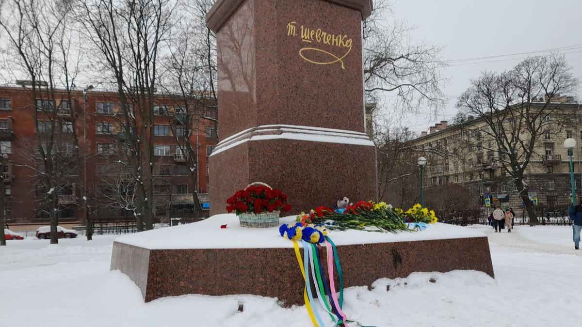 Петербуржцы возлагают цветы к памятнику Шевченко в годовщину «спецоперации»