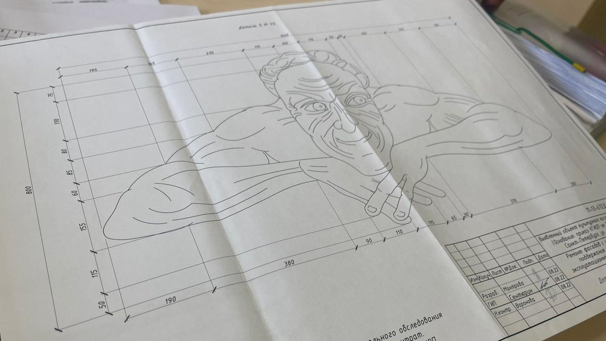 Смольный ищет подрядчика для капремонта фасадов дома с Мефистофелем