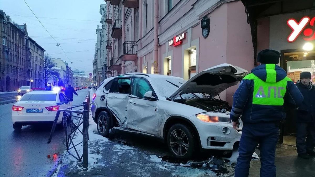 Ночью в Петербурге столкнулись BMW и рейсовый автобус