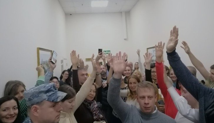 Слушатели из числа жителей соседних с лесом ЖК и активисты, борющиеся за сохранение зелёной зоны. Фото: MR7