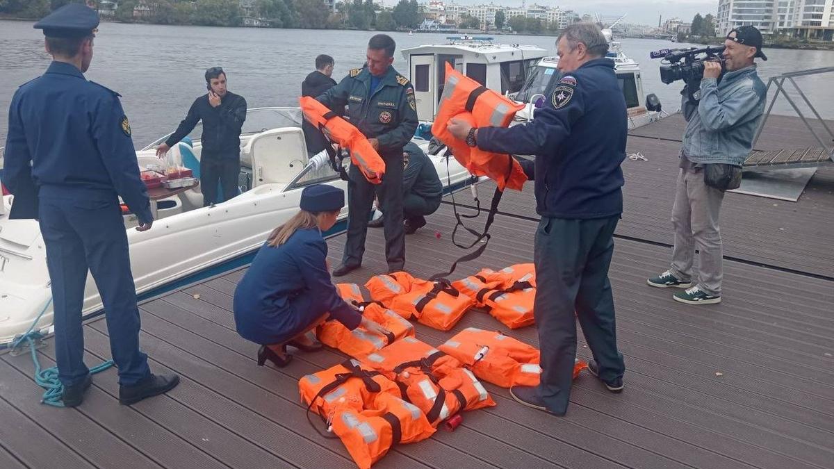 На Малой Невке эвакуировали пассажиров катера