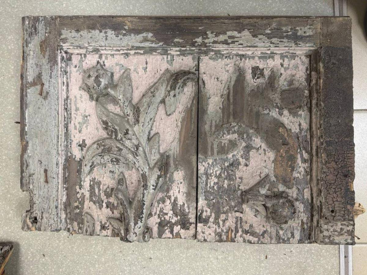 Фрагмент деревянной отделки двери. Фото: telegram-канал Ксении Сидориной