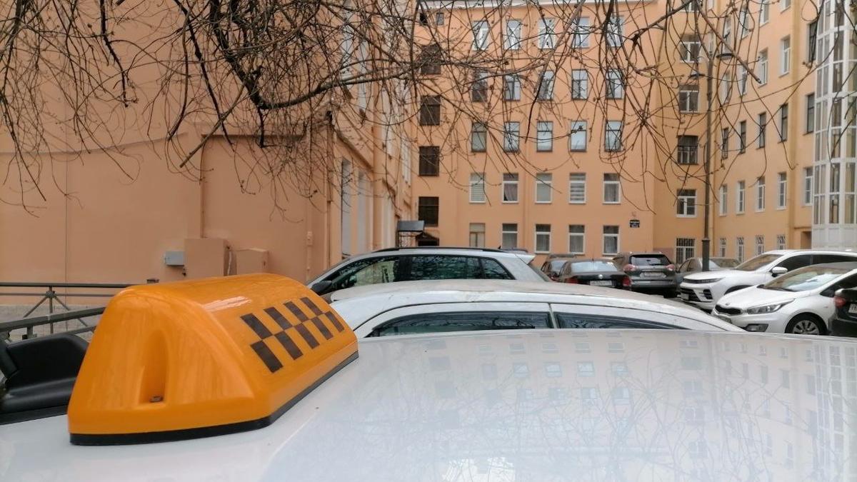 Петербургский мундеп предложил Госдуме запретить парковку такси во дворах