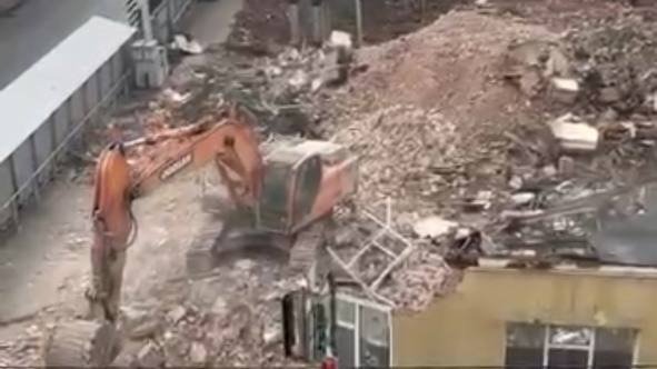 Снос бывшей фабрики-кухни возобновили в выходной день
