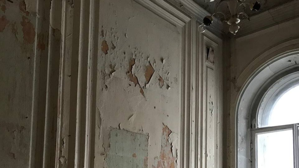 В историческом доме на улице Восстания сбивают лепной декор