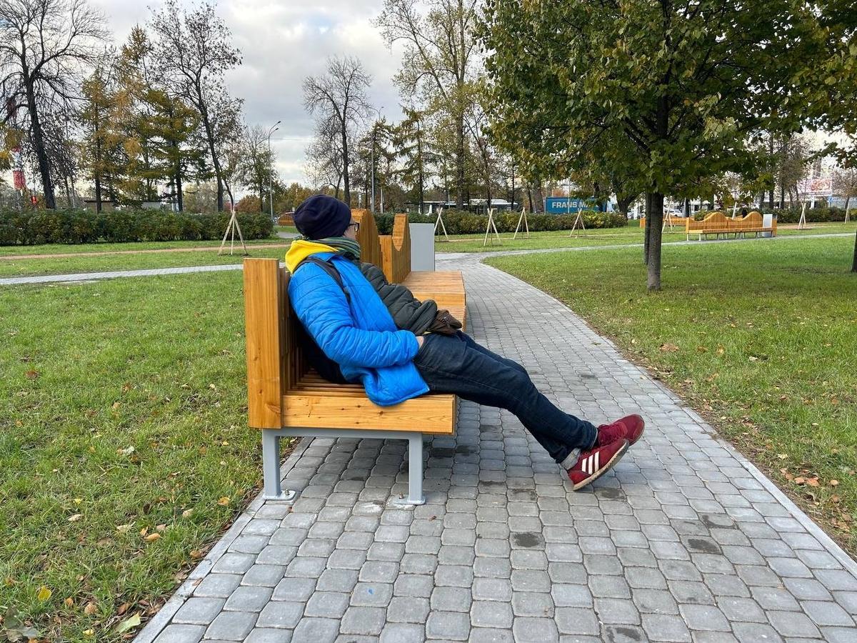 Те самые скамейки в сквере. Фото: Дарья Дмитриева / MR7