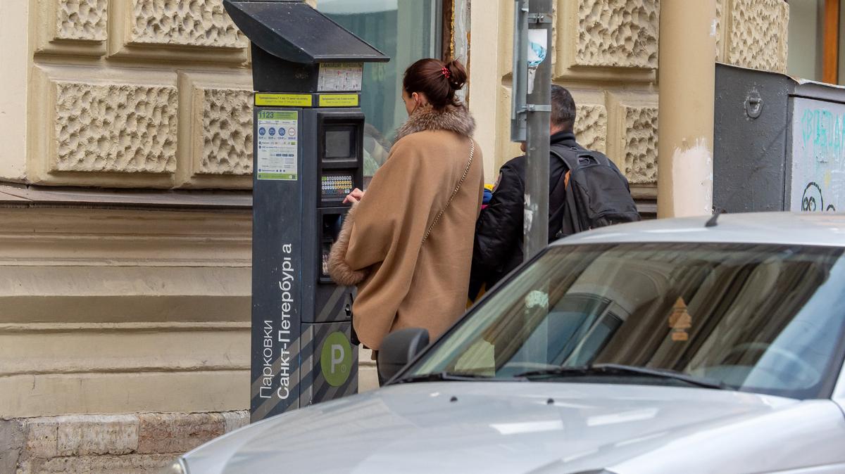 Комтранс отказался вводить послабления на платные парковки в Адмиралтейском районе