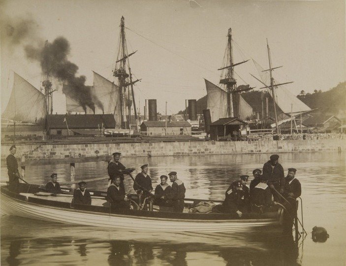 Владимир Менделеев. Команда крейсера «Дмитрий Донской». Альбом-раскладушка «Путешествие наследника-цесаревича Николая Александровича на Восток», конец 1880-х.