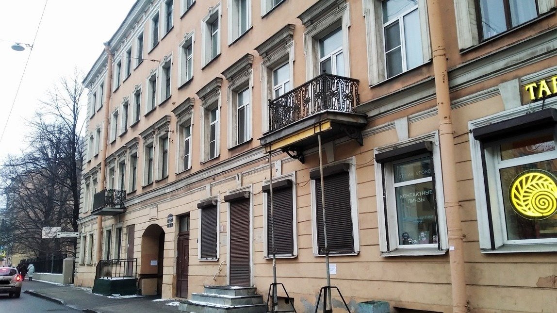 Аварийный балкон в доходном доме Жукова поставили на «костыли»