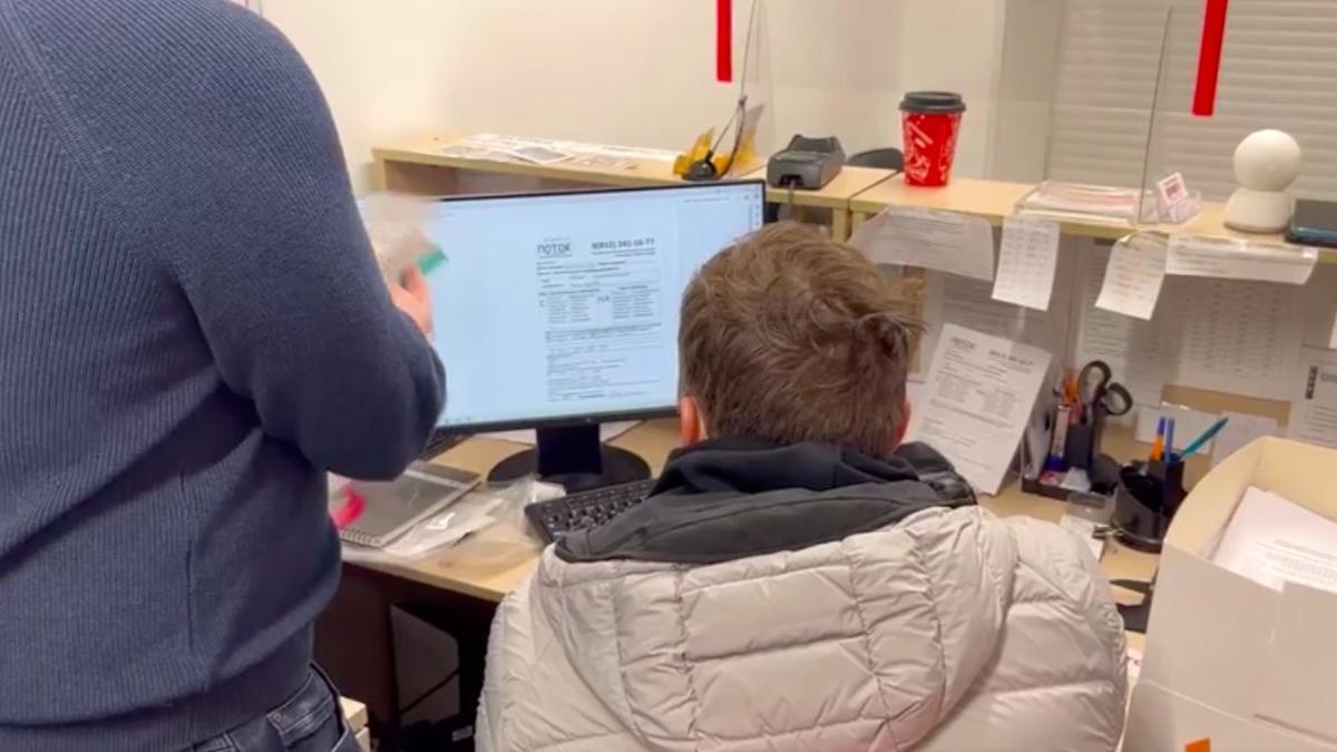 Подделывающих мигрантам документы «типографов» задержали в Петербурге