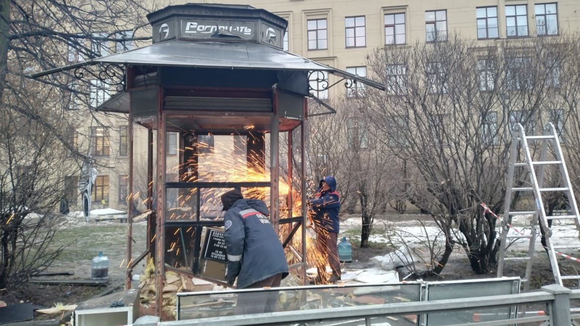Незаконные торговые павильоны снесли в семи районах Петербурга