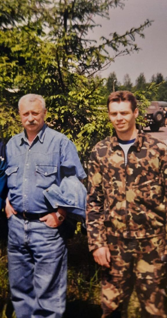 Виталий в молодости с телеведущим Леонидом Якубовичем, который увлекался авиацией. Фото предоставлено Юлией Лапиковой.