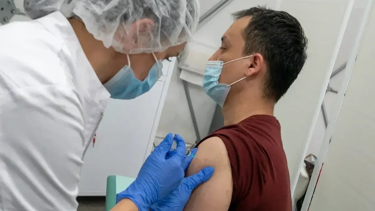 Мобильные пункты вакцинации от гриппа заработали у 22 станций метро в Петербурге 1 сентября