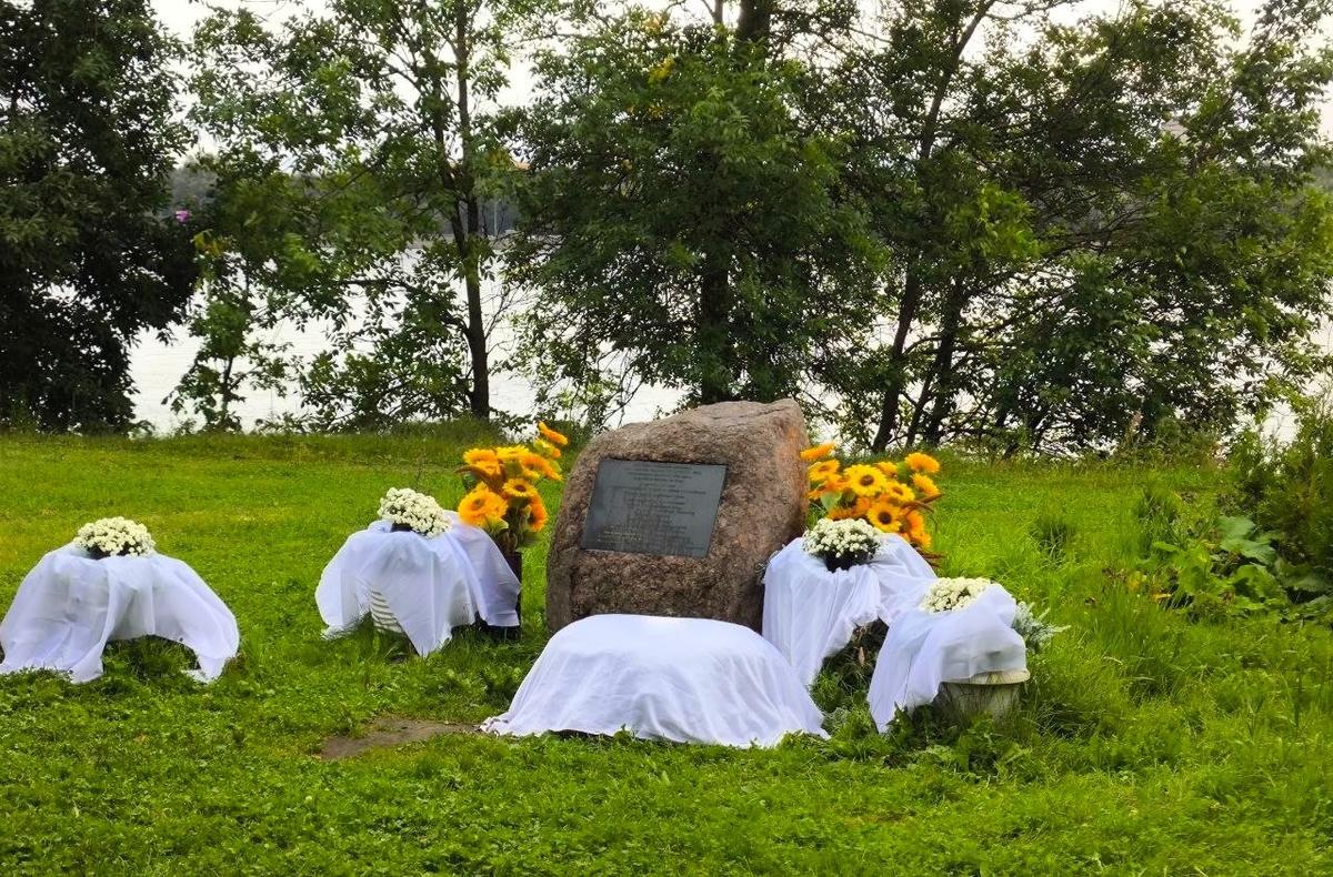 Закладной камень на месте памятника, посвящённому успешному приводнению Ту-124. Фото: Марина Шамамага