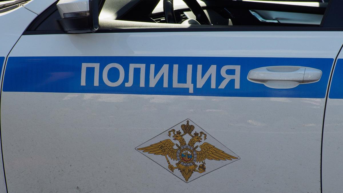 Неизвестный бросил муляж гранаты на территорию поликлиники на улице Кустодиева