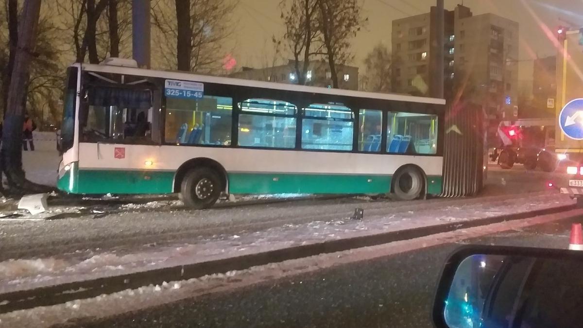 На проспекте Стачек пьяный водитель автобуса въехал в столб