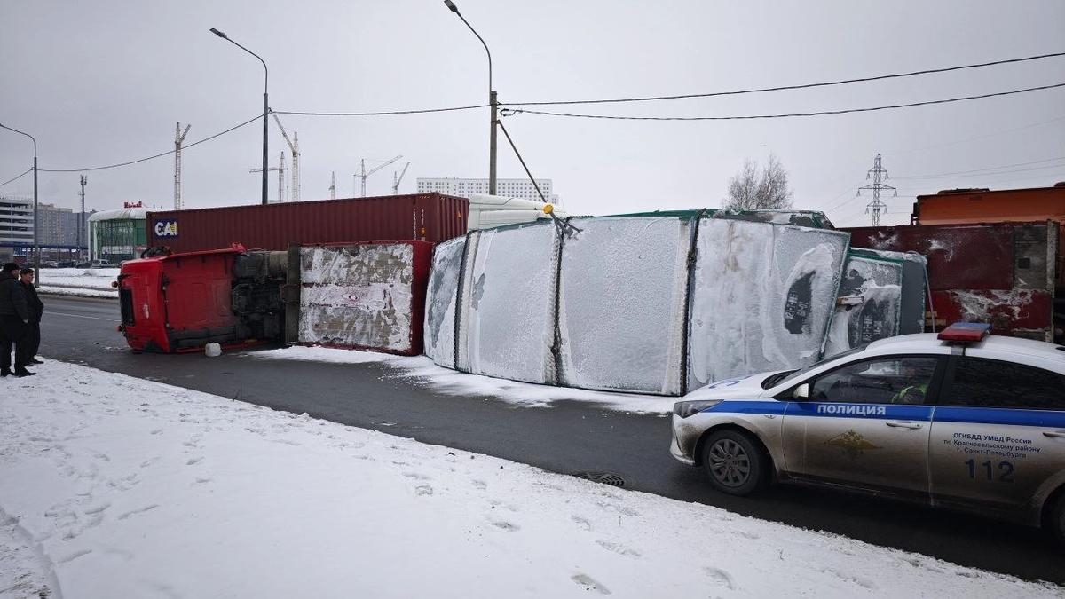 Грузовик опрокинулся у пересечения проспекта Маршала Жукова и улицы Морской Пехоты