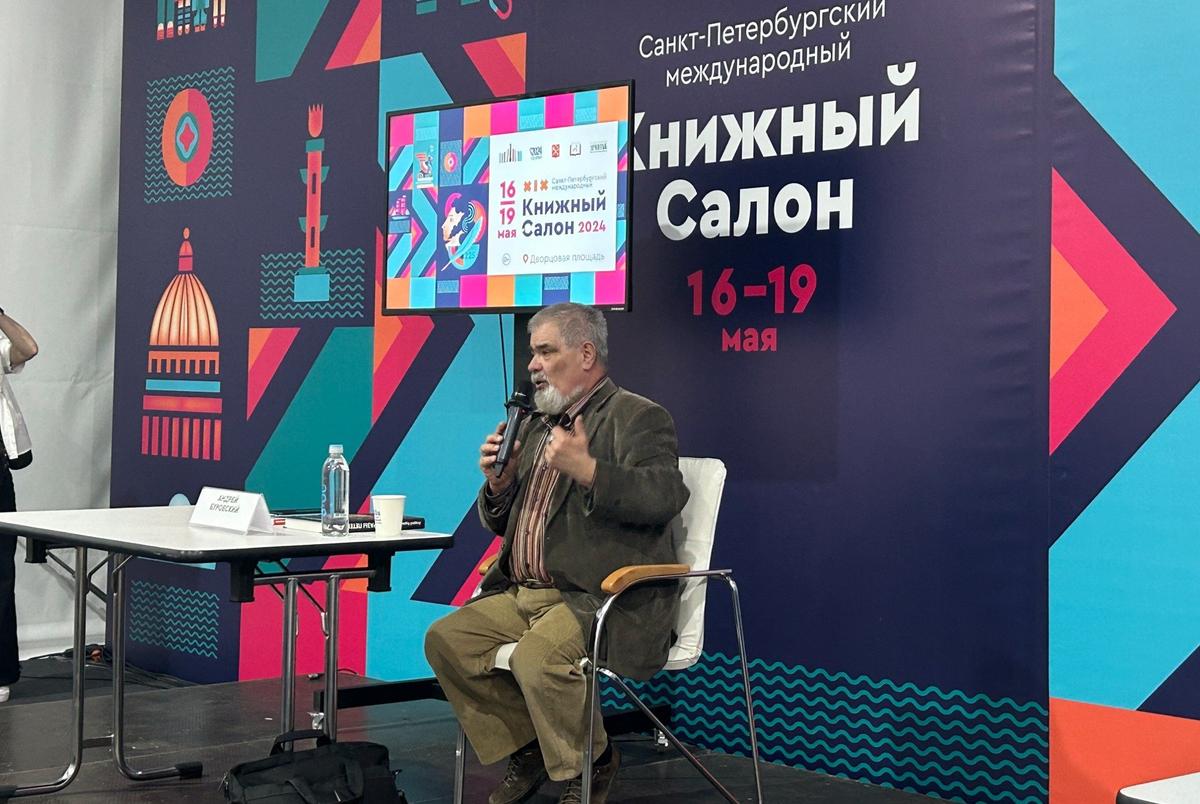 Писатель Андрей Боровской вещает о Петербурге и его жителях. Фото: Дарья Дмитриева / MR7