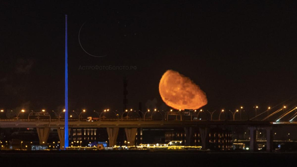 Ночью над Петербургом взошла огромная оранжевая луна
