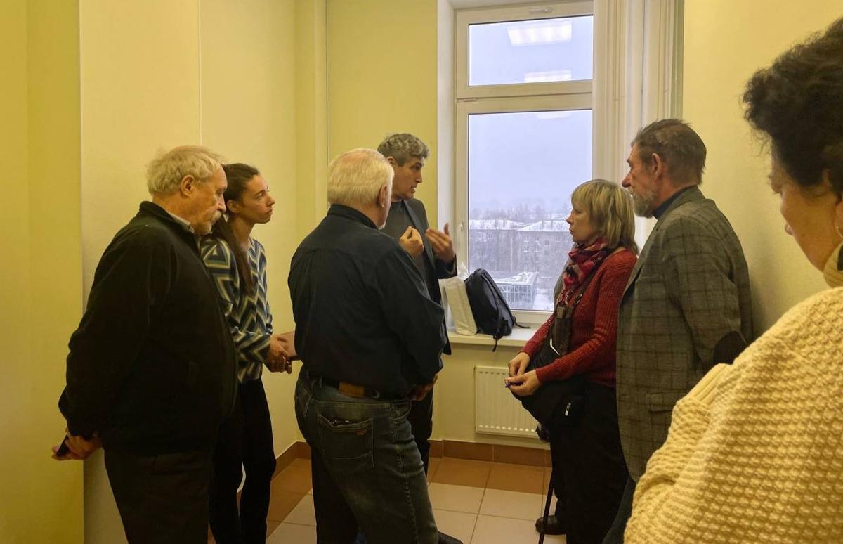 Адвокат Алексей Царев вместе с жителями округа после заседания. Фото: Дарья Дмитриева / MR7