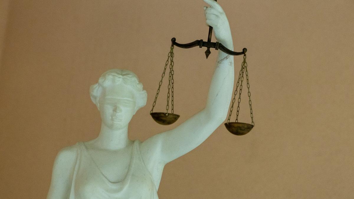 Суд в Петербурге отправил в центр временного содержания мальчика-русофоба, ругавшегося на набережной