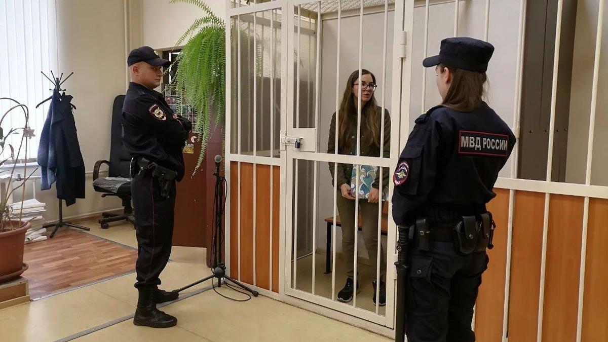 Обвиняемую в «фейках об армии» Викторию Петрову суд оставил в СИЗО ещё на три месяца