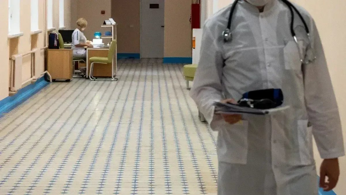 Удар топором и порезы стеклом: хирурги спасли кисти четверым детям за выходные