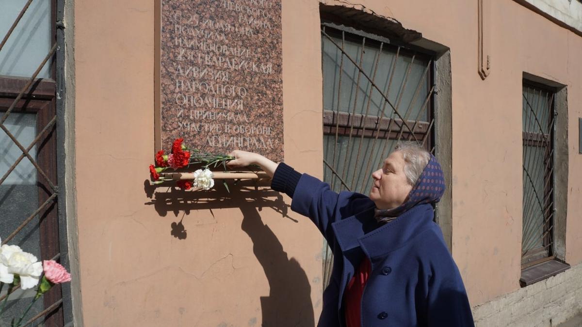 Возложение цветов к мемориальной доске на проспекте Обуховской Обороны. Фото: Telegram-канал «Живой Город»