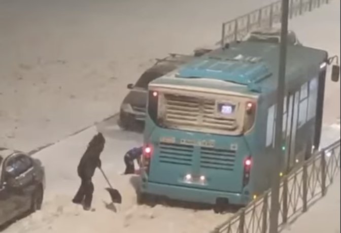 На Васильевском острове застрял в снегах автобус. Скриншот:  видео «Фонтанки»