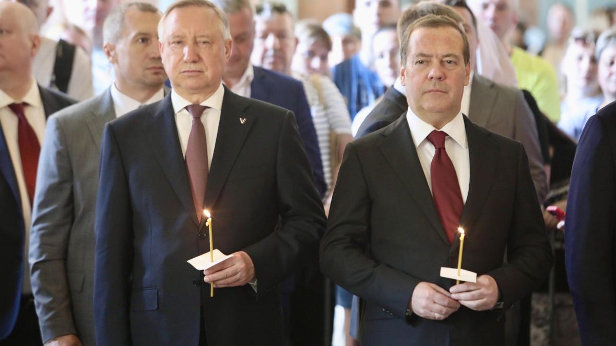 Александр Беглов (слева) и Дмитрий Медведев (справа) на возложении цветов к надгробию Петра I. Фото: пресс-служба Смольного