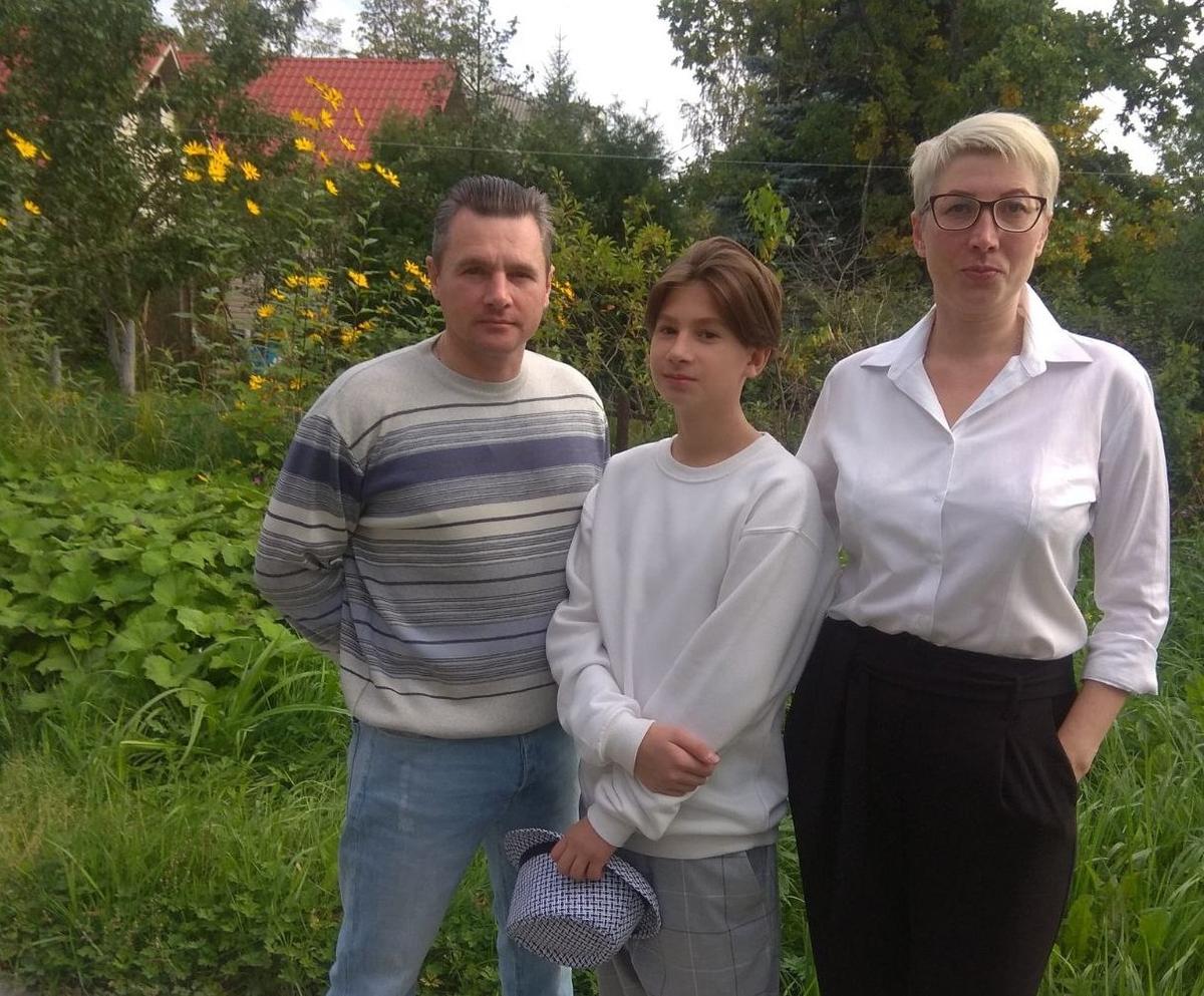 Егор вместе с папой Даниэлем и мамой Татьяной. Фото из семейного архива