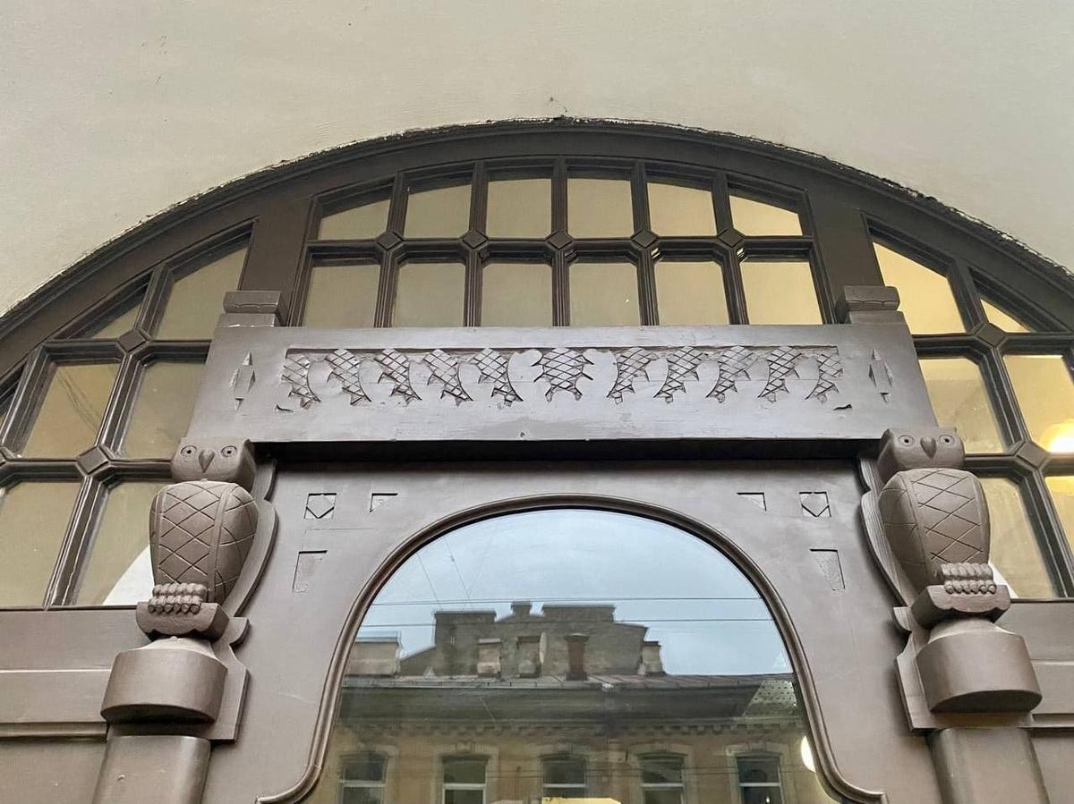 Парочка сов на парадной двери дома Станового. Фото: фонд «Внимание»