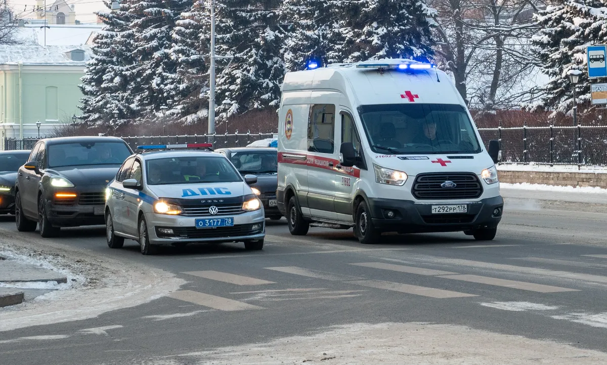 Иномарка насмерть сбила мужчину во дворе дома на Пулковском шоссе.  Возбуждено уголовное дело. — Новости Санкт-Петербурга › МР7.ру