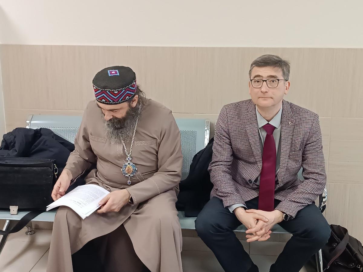 Григорий Михнов-Вайтенко* и его адвокат Андрей Чертков перед началом судебноого заседания. Фото: Катерина Иванова/ MR7