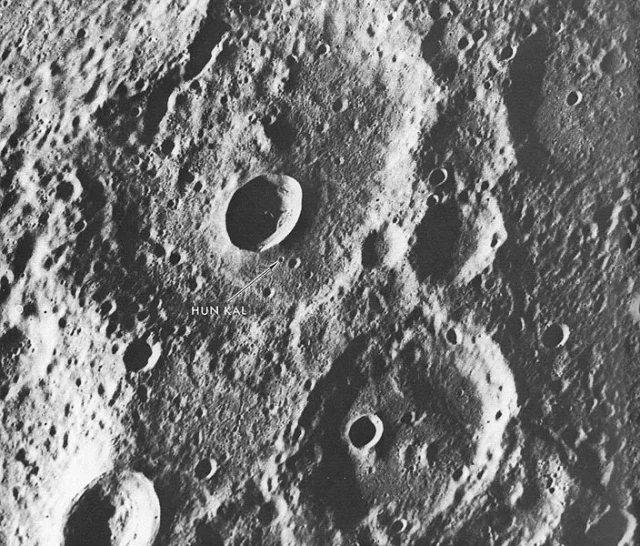 704px-Hun_Kal_crater_on_Mercury.jpg