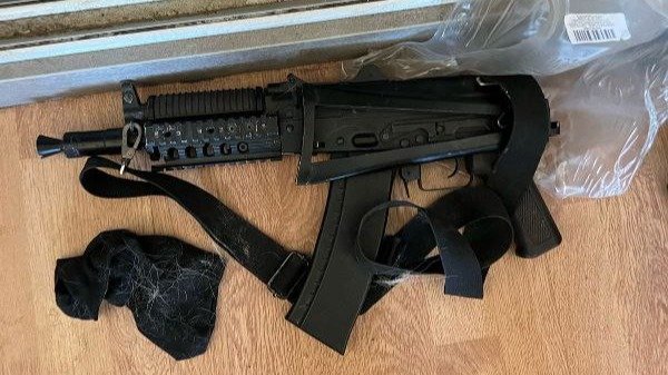 Угрожавшего знакомым страйкбольным оружием мужчину задержали в Петербурге