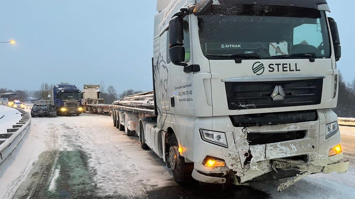 В Ленобласти на трассе «Нарва» легковушка врезалась в два грузовика —  Новости Санкт-Петербурга › МР7.ру