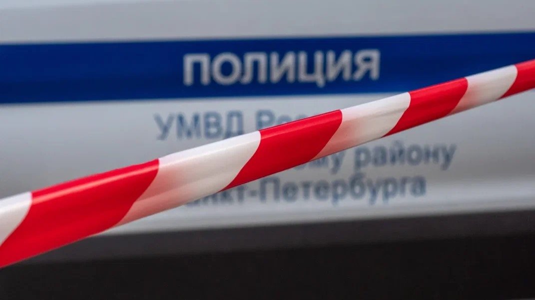 В Петербурге полиция оцепила торговую точку по продаже бензина