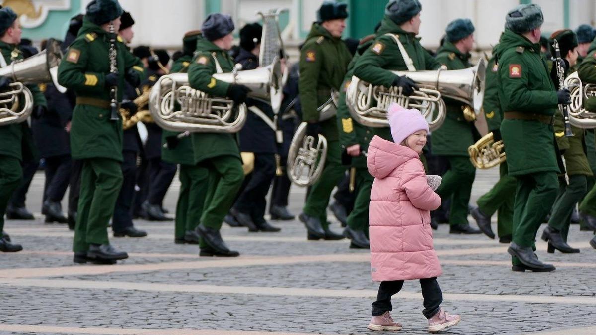 Репетиции военного оркестра к 9 мая проходят на Дворцовой площади