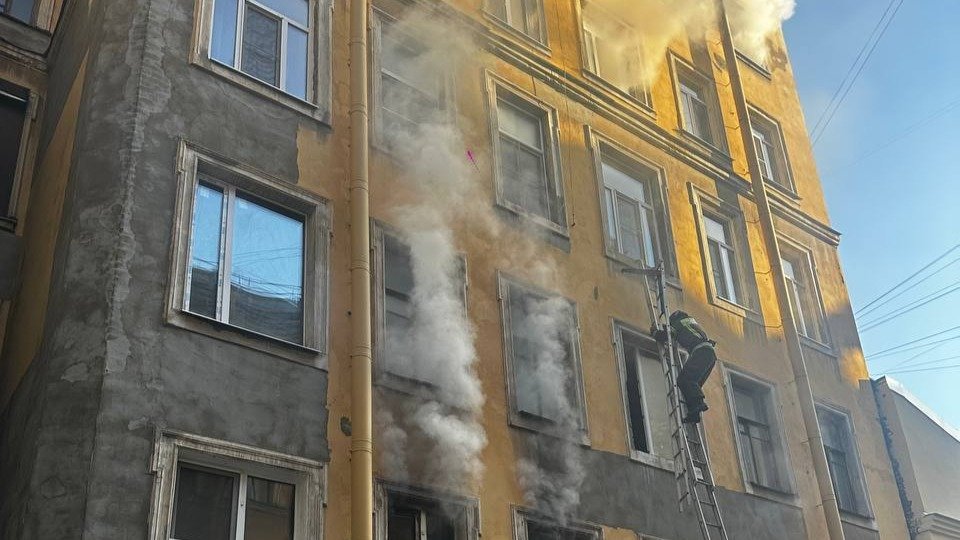 При пожаре на Лахтинской улице погиб мужчина и пострадали три женщины