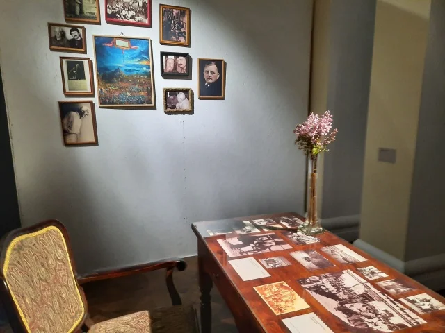 Воображаемый кабинет режиссера - стол императора Хирохито и любимая сирень.jpg