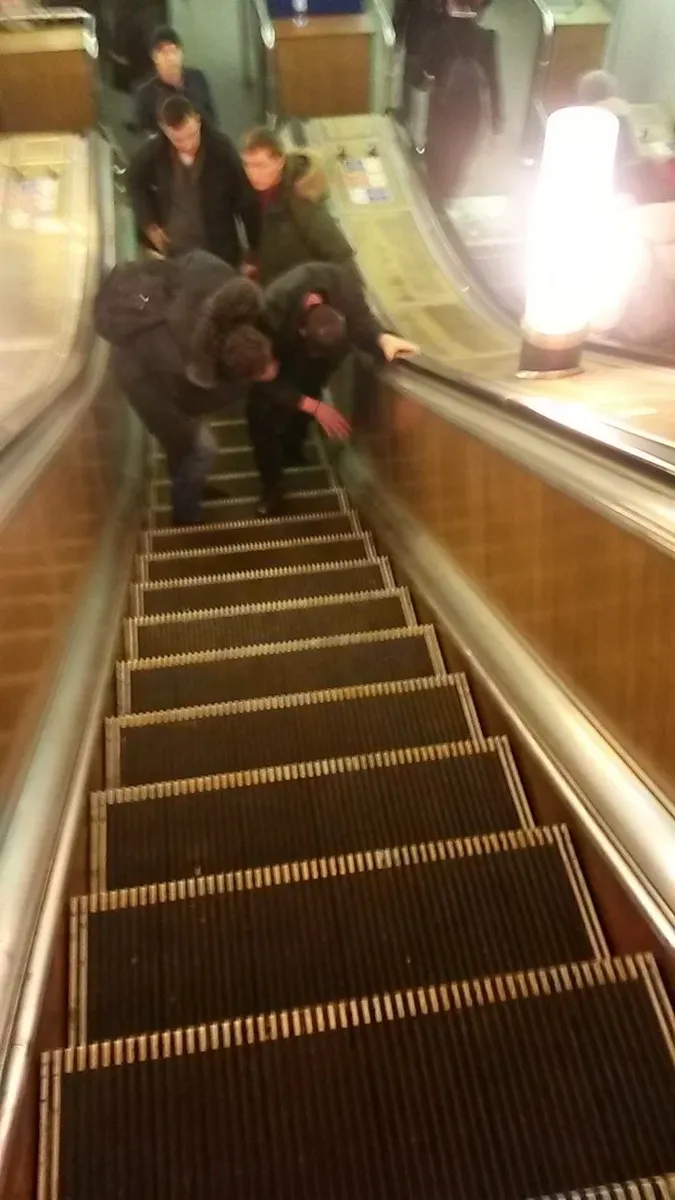 Эскалатор метрополитена поднимает неподвижно. Балтийская экскала метро эскалатор. Мясорубка в метро эскалатор 1982. Мясорубка Авиамоторная эскалатор 1982.
